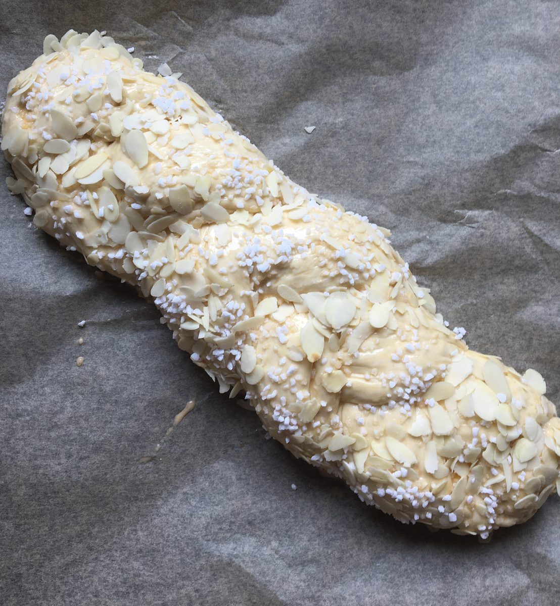 mit verquirltem Ei , Mandelblättchen und Hagelzucker …
